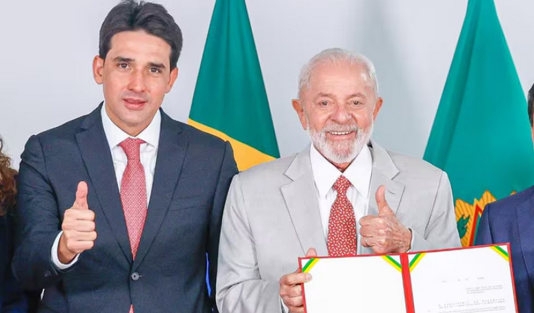 O presidente Lula escolheu uma gravata com estampa de "cachorrinho" para cumprir sua agenda. Na foto, ele aparece ao lado do ministro Silvio Costa Filho