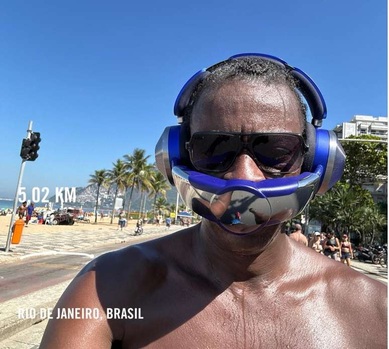 Cantor Seu Jorge postou uma foto  praticando corrida com o fone que vem com purificador de ar