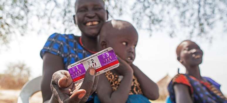 Uma mulher recebe medicação para tratar sua filha de quatro anos que sofre de malária no estado de Jonglei, Sudão do Sul