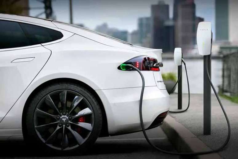 Estudos apontam que é necessário haver um carregador público para cada dez carros elétricos em circulação.