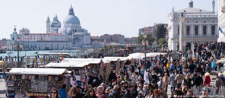 Turismo em massa às vezes dificulta seriamente a vida dos venezianos