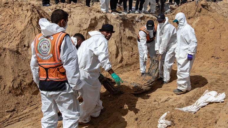 Centenas de corpos foram desenterrados ao redor de hospitais após retirada das tropas israelenses