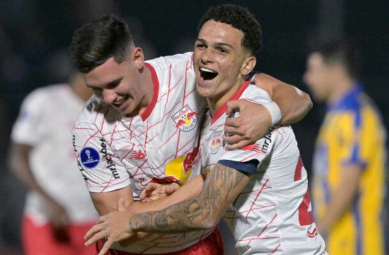 NELSON ALMEIDA/AFP via Getty Images - Legenda: Gustavinho comemora gol marcado na vitória sobre o Sportivo Luqueño