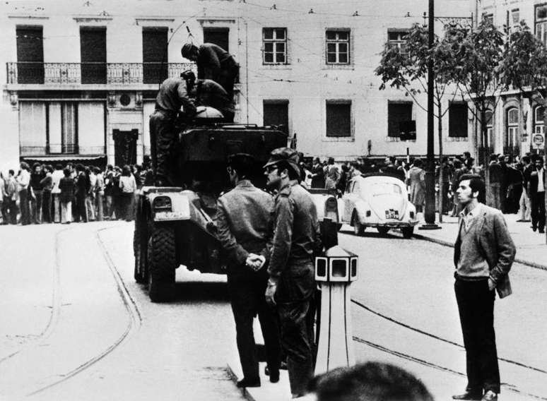 Soldados portugueses montam guarda no dia 28 de abril de 1974, em Lisboa, perto do quartel-general da Guarda Nacional Republicana