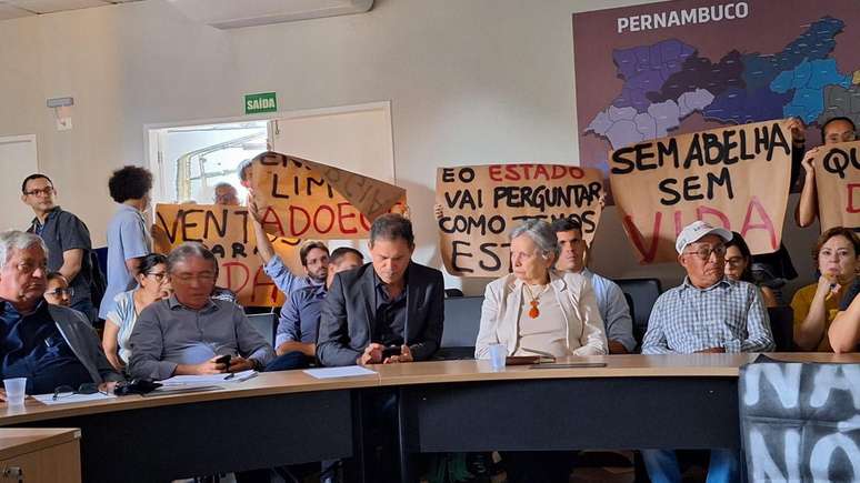 Moradores de Caetés protestaram durante reunião do governo com empresas