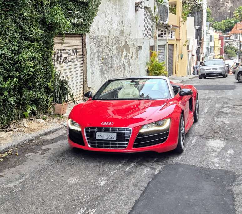 Roberto Carlos passeia com Audi R8 Spyder pela Urca, no Rio