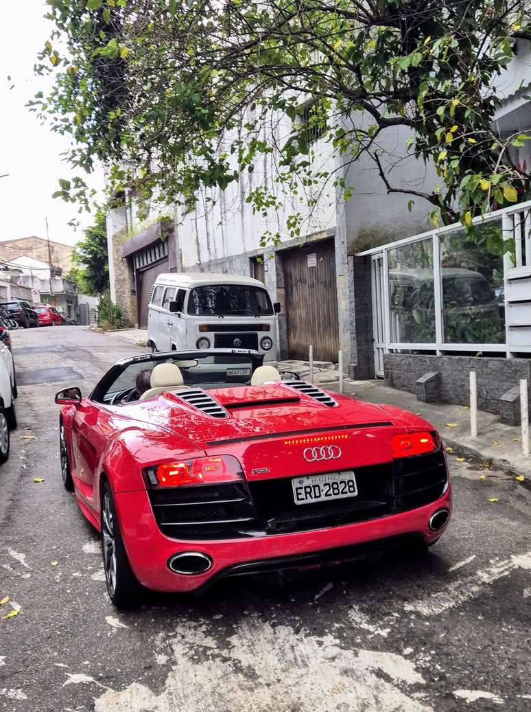 Roberto Carlos passeia com Audi R8 Spyder pela Urca, no Rio