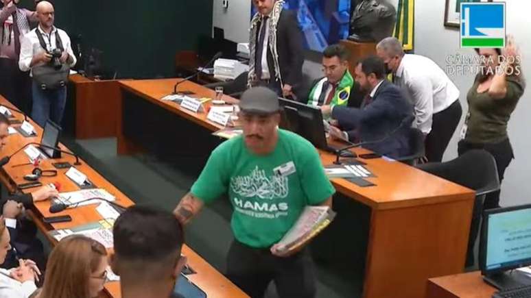 Homem vestindo camiseta do grupo Hamas durante audiência pública na Câmara dos Deputados sobre crise humanitária na Faixa de Gaza
