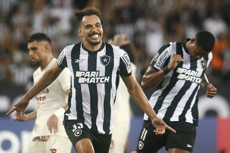 Eduardo comemora um dos gols na vitória 