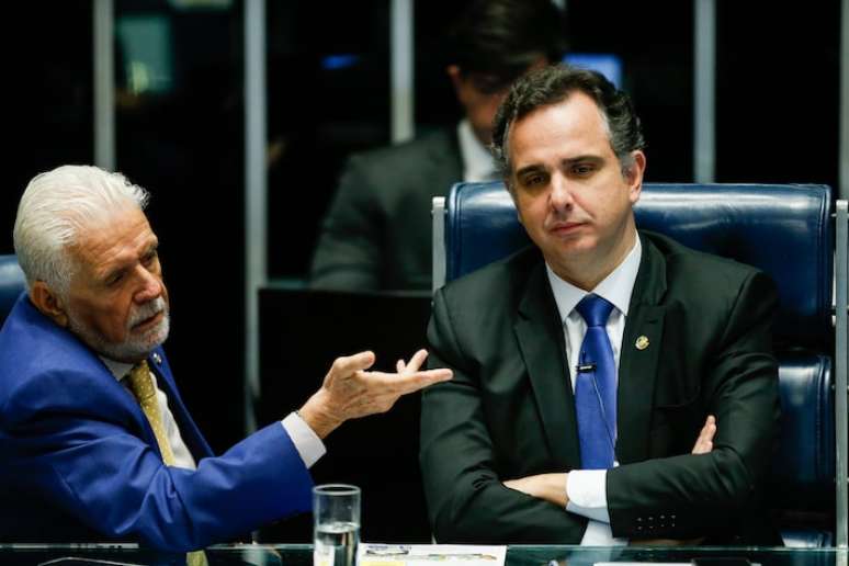 O líder do governo no Senado, Jaques Wagner, ao lado do presidente da Casa, Rodrigo Pacheco