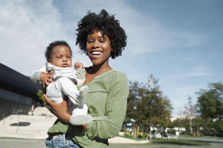 90% das mães que criam os filhos sozinhas no Brasil são mulheres negras