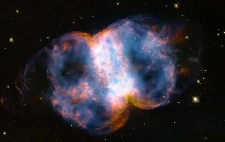 Hubble faz registro incrível da nebulosa Haltere em comemoração aos seus 34 anos