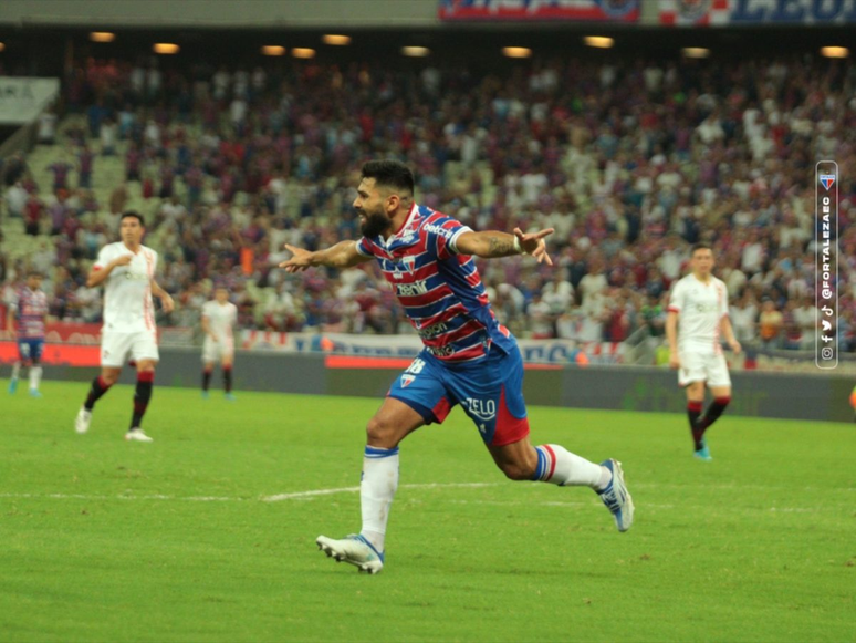 Silvio Romero comemora seu gol 