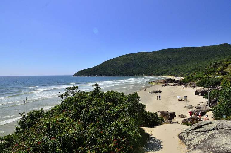 A Praia do Matadeiro fica a uma pontezinha de distância da Armação