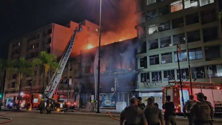 Bombeiros combatem incêndio em pousada no Centro de Porto Alegre (RS)