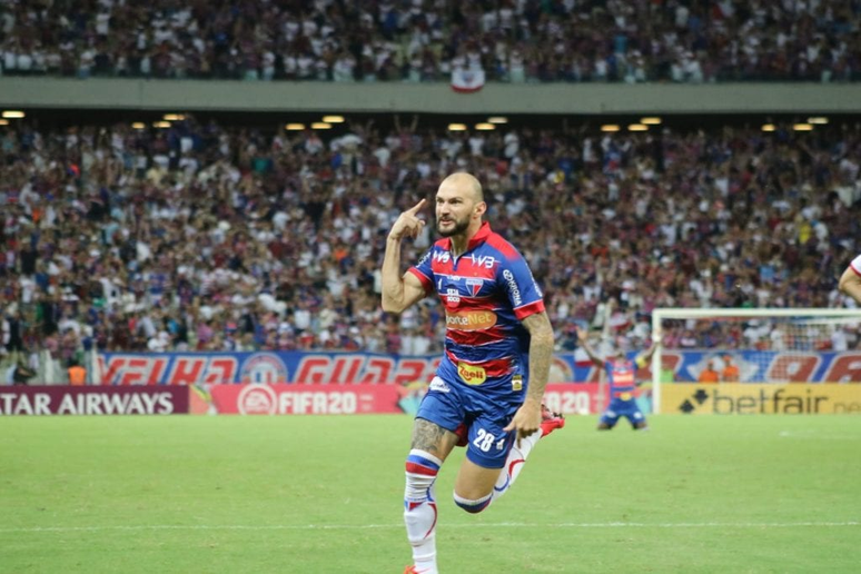 Marlon comemora o segundo gol do Fortaleza 