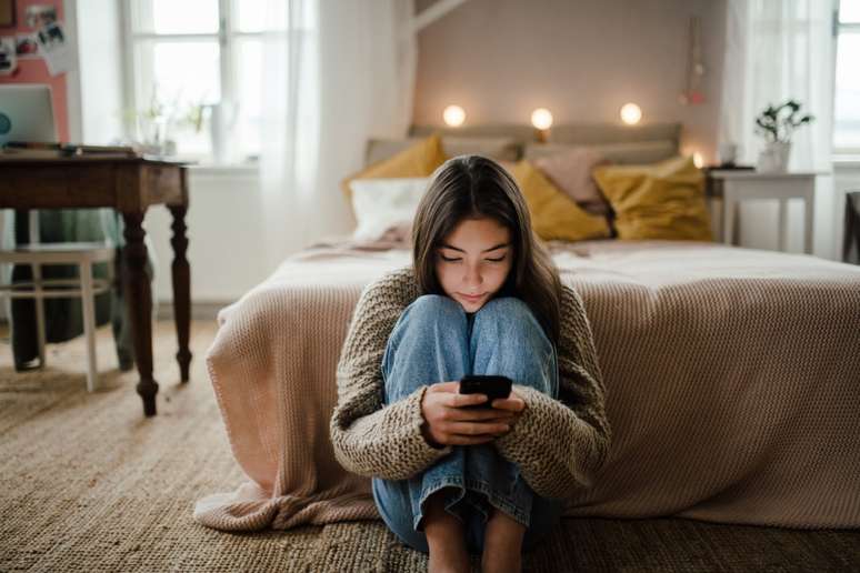 Apesar da constante conexão digital, jovens da geração Z podem enfrentar solidão 