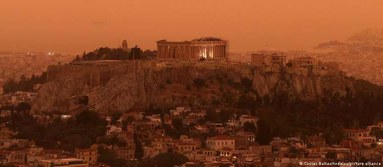 Poeira do Saara viajou milhares de quilômetros até chegar a Atenas, na Grécia, deixando a Acrópole parecida com o planeta Marte