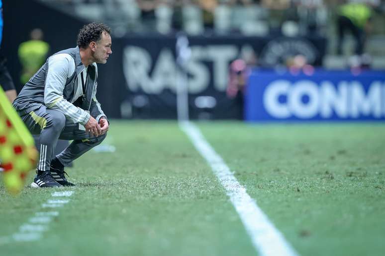 Milito atento durante Atlético x Peñarol. 