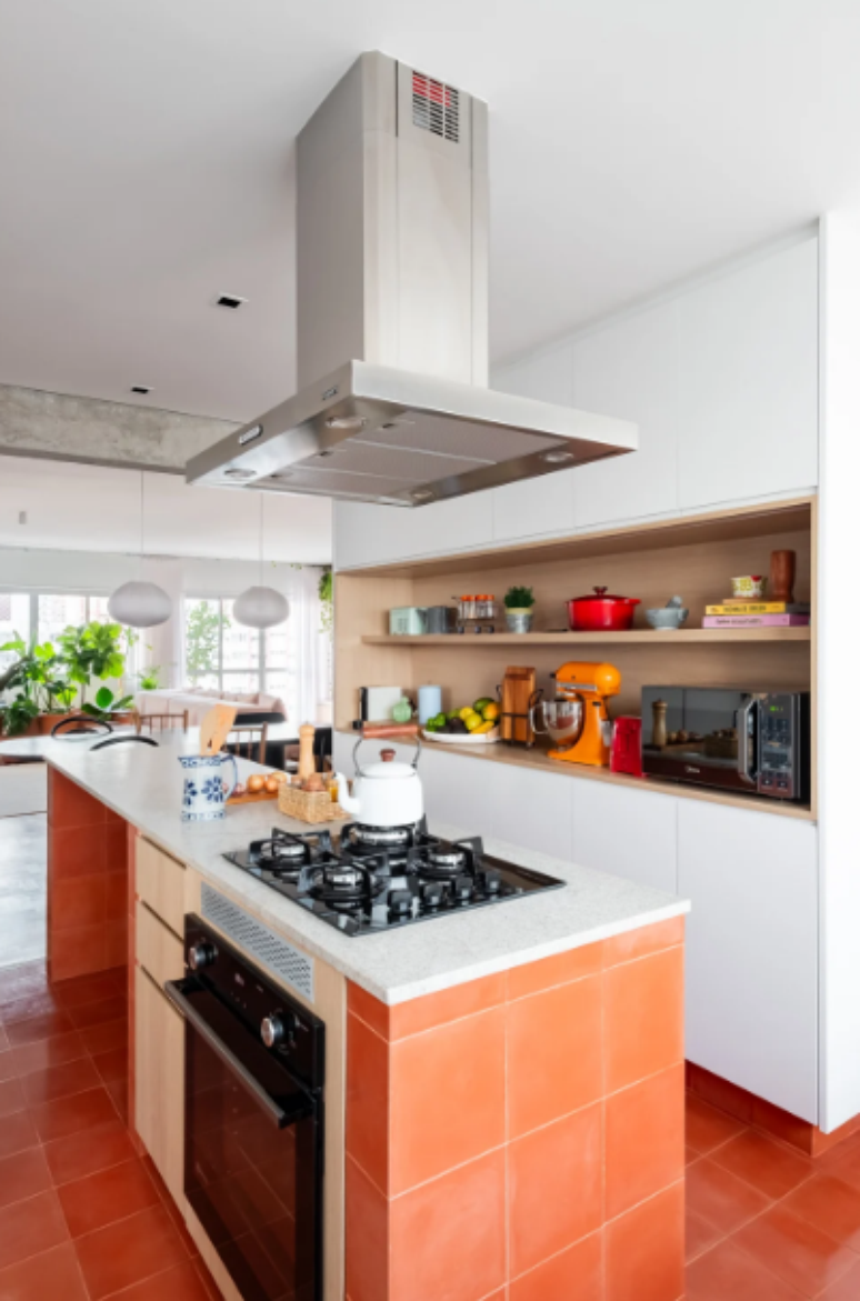 6. Uma cozinha aberta, funcional e com coifa em inox – Projeto: SP Estúdio | Foto: Nathalie Artaxo