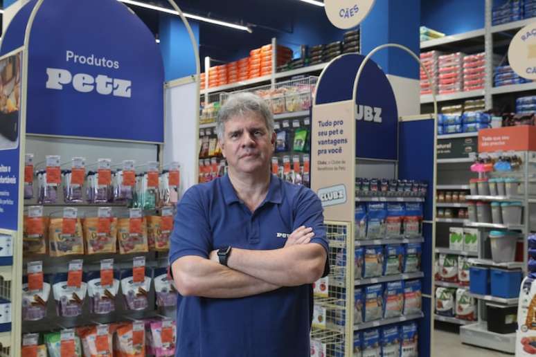 Na foto, Sergio Zimerman no interior da Petz Marginal.