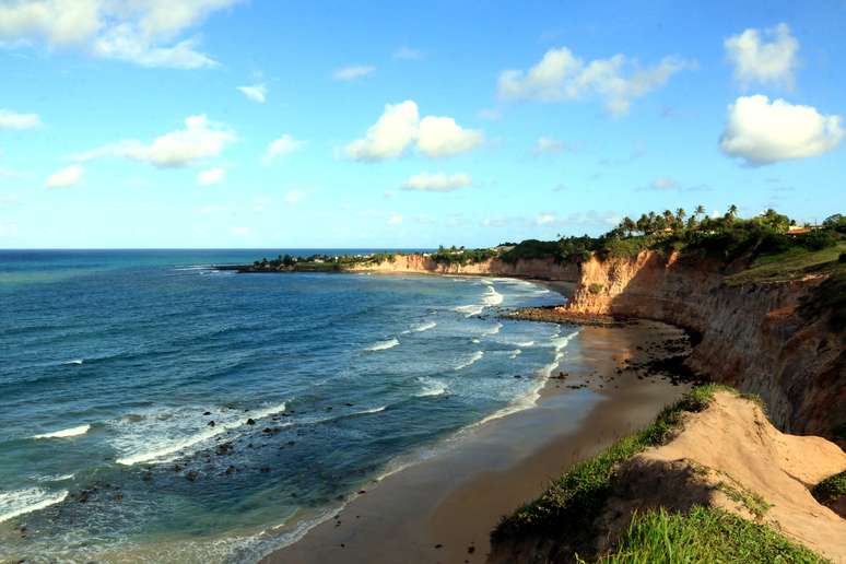 As falésias cercam parte da praia de Tabatinga