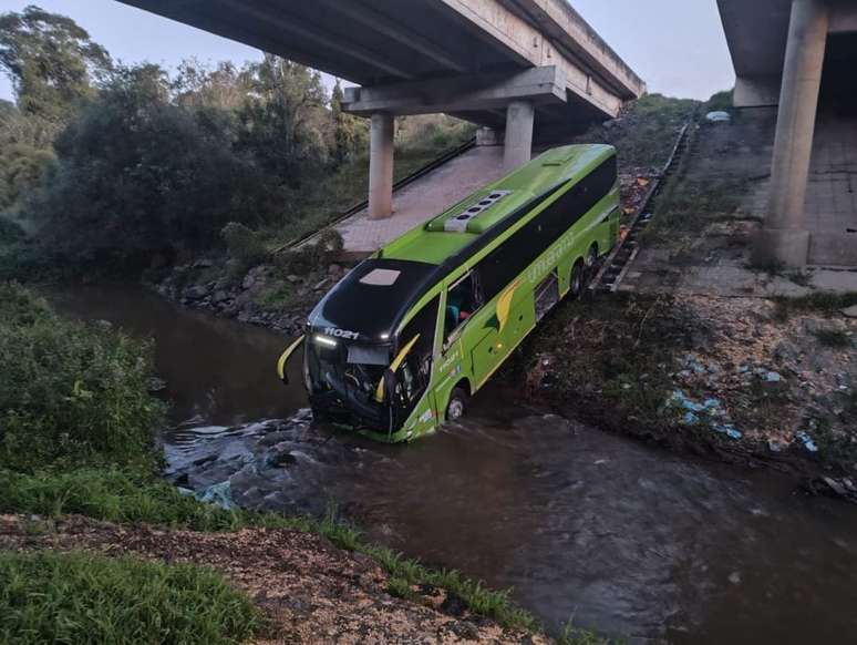 Ônibus de turismo cai em rio e quatro passageiros ficam feridos na BR-376, em Ponta Grossa