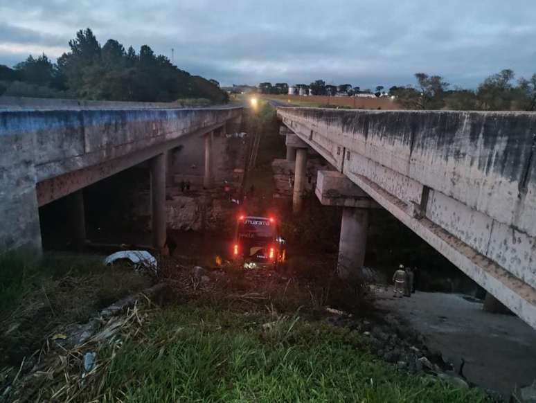 Ônibus de turismo cai em rio e quatro passageiros ficam feridos na BR-376, em Ponta Grossa