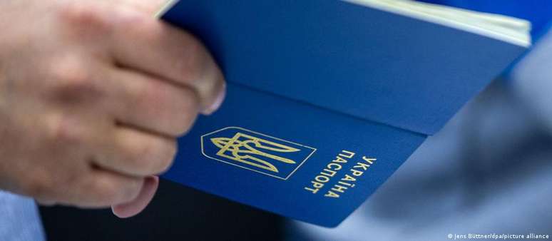 Sem passaportes: homens ucranianos em idade de alistamento que vivem no exterior não terão mais direito a serviços consulares