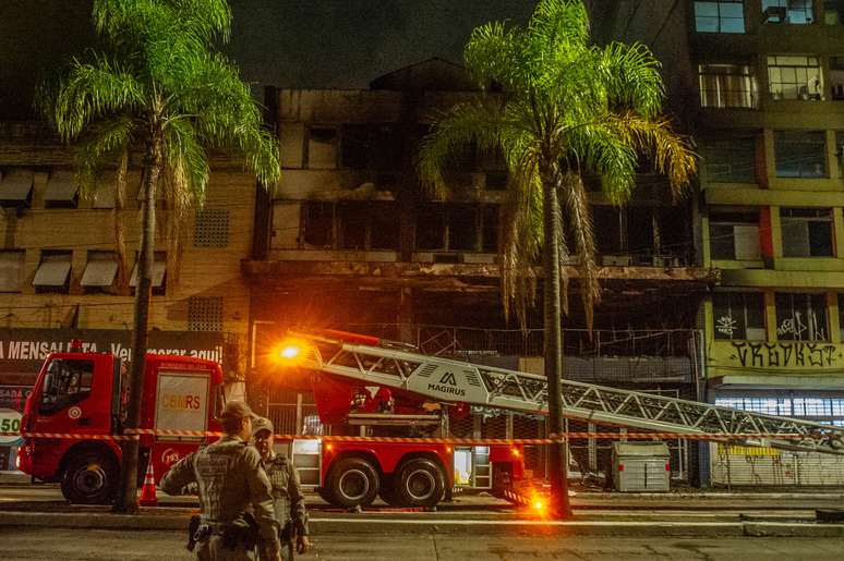 Incêndio de grandes proporções deixou dez pessoas mortas em Porto Alegre