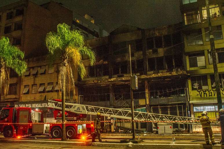 Prédio de pousada ficou completamente destruído após incêndio