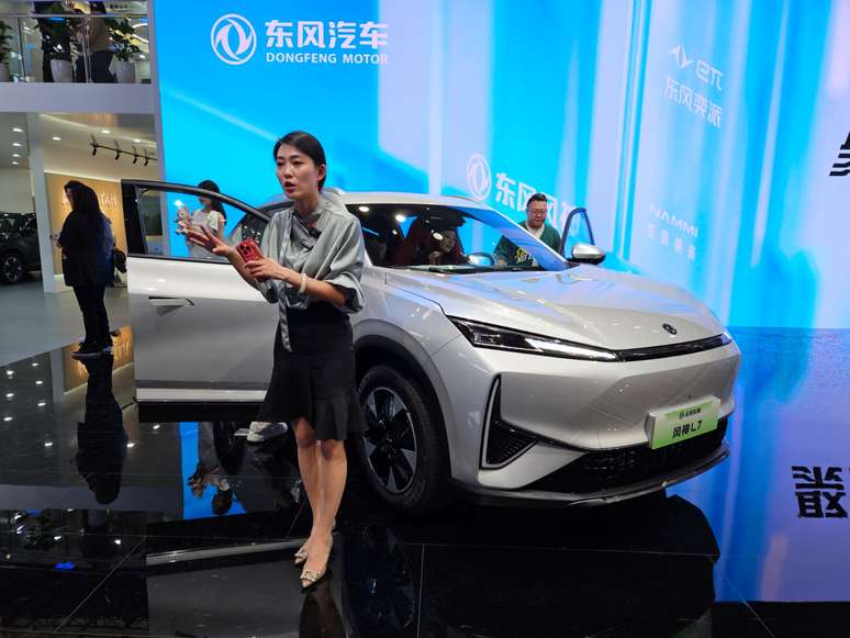 Mulher chinesa faz live durante o Sal&atilde;o de Pequim