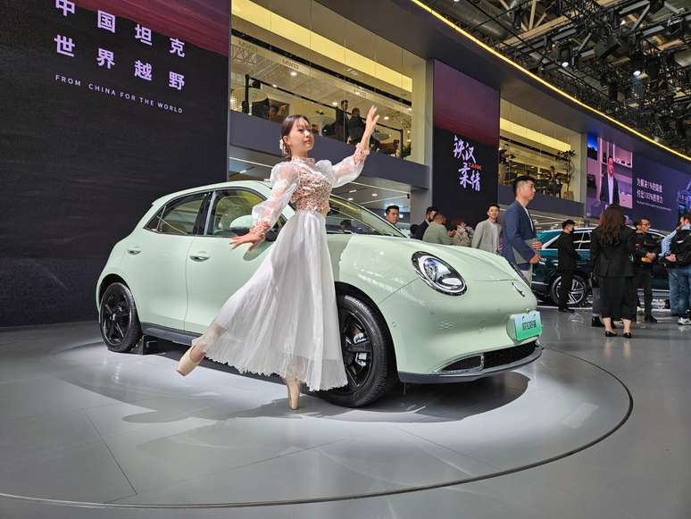 Jovem bailarina chinesa foi at&eacute; o Sal&atilde;o de Pequim s&oacute; para fazer uma foto com o Ora 03 GT