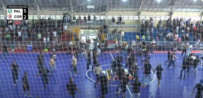 Briga generalizada na final do futsal entre Palmeiras e Corinthians 
