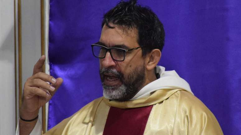 O padre Léster Zayas tem sido impedido de conduzir procissões em Cuba