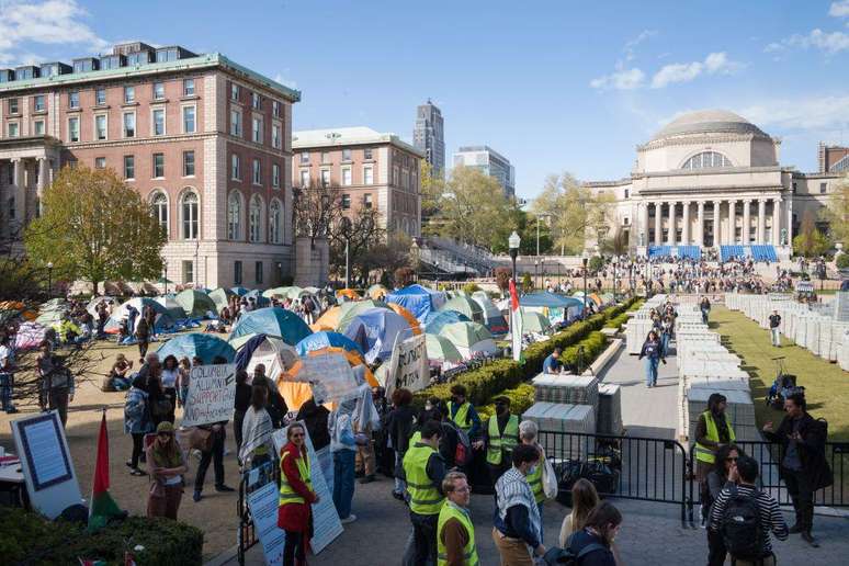 Campus de Columbia com manifestantes