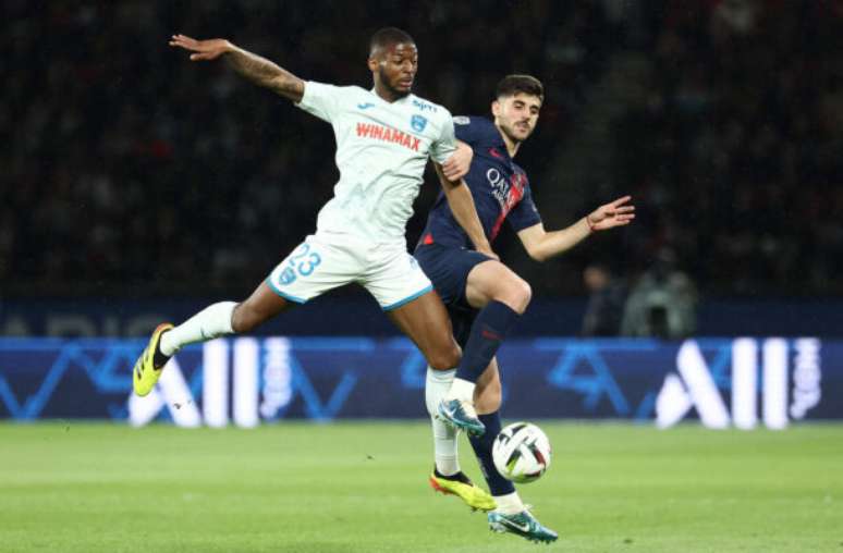 Franck Fife/AFP via Getty Images - Legenda: Jogadores de PSG e Le Havre em disputa de bola no Campeonato Francês -