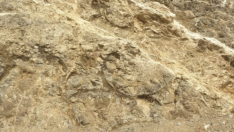 Afloramento em Chipre exibe o traço da lava que emergiu no leito do Mar de Tétis, milhões de anos atrás