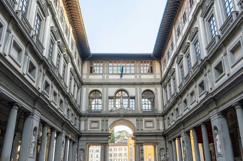 A Galleria degli Uffizi ocupa um prédio em formato de "U" de 1581
