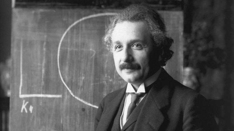 Com a relatividade geral, Einstein reformulou o conceito de gravidade e estabeleceu que na presença de massa o espaço-tempo se deforma