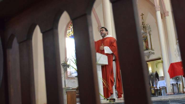 «They tell me they have nothing to eat;  that their children go to school without having almost breakfast because there is no bread', reports the priest