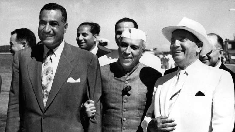 O ex-primeiro-ministro da Índia Jawaharlal Nehru (centro) foi um dos promotores do Movimento dos Não-Alinhados em 1956