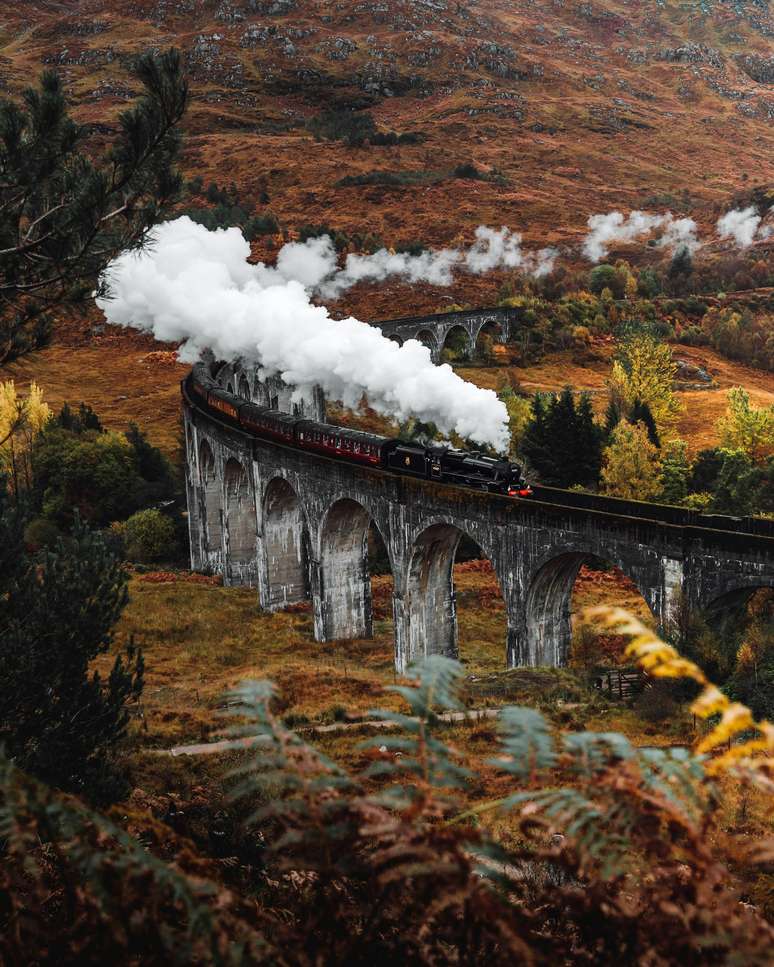 Harry Potter na Escócia: a locomotiva a vapor Jacobite, no estilo de Hogwarts, atravessa o Viaduto Glenfinnan