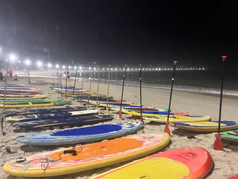 Pranchas de stand up paddle, com os respectivos remos, antes da saída