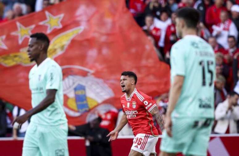 Filipe Amorim/AFP via Getty Images - Legenda: Jogadores de Benfica e Braga em disputa de bola no Português -