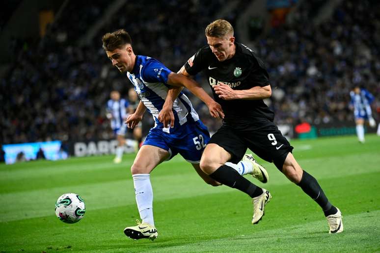 Gyökeres disputa bola em clássico entre Sporting e Porto pelo Campeonato Português