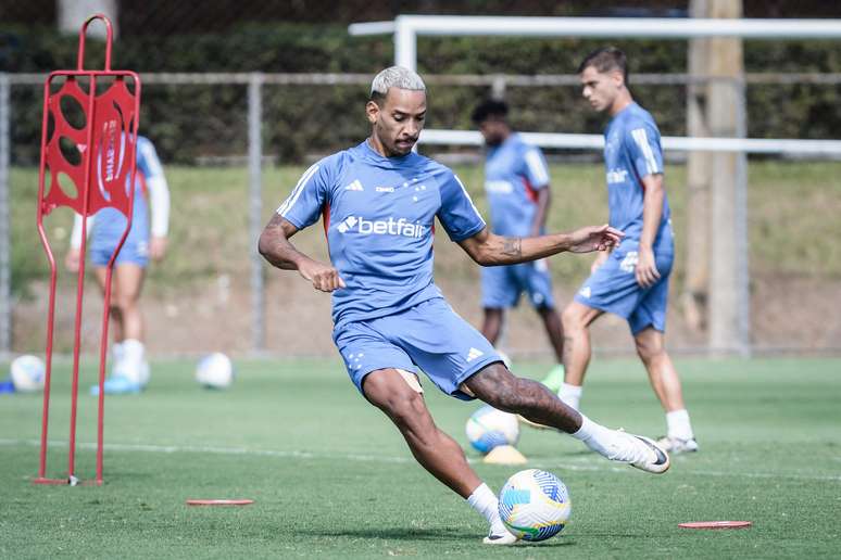 Matheus Pereira no treino do Cruzeiro 