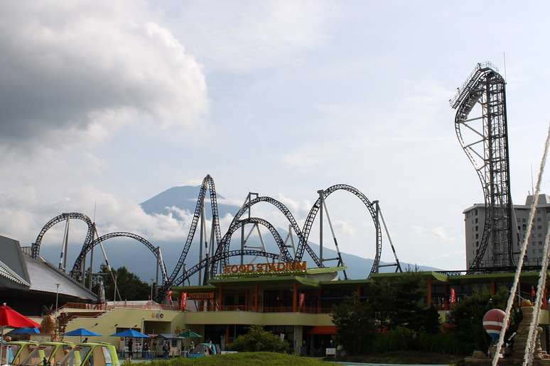 O Fuji-Q Highland, lar de uma das montanhas-russas mais íngremes do mundo, Takabisha