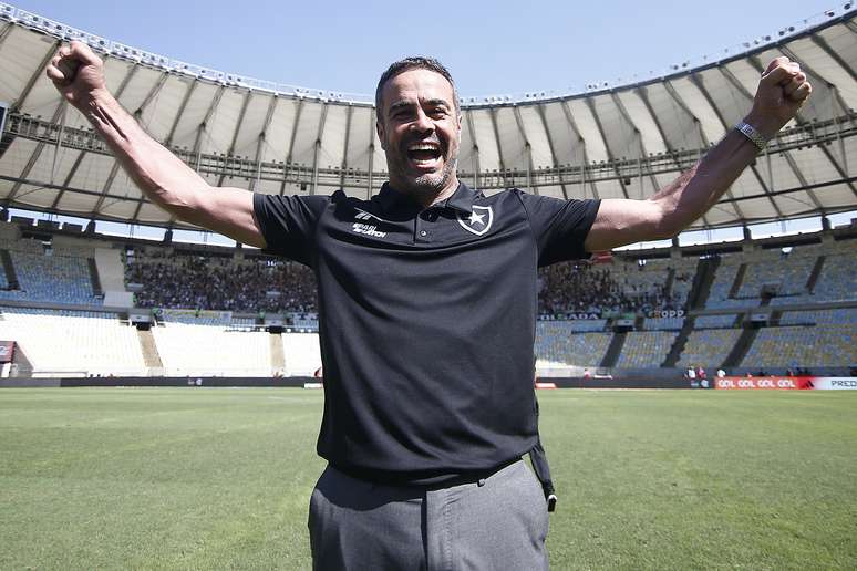 Artur Jorge comemorando a vitória do Botafogo diante do Flamengo. 