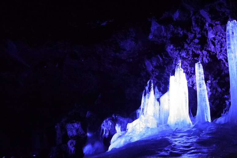 A Caverna de Gelo de Narusawa, no coração da Floresta de Aokigahara, no distrito de Minamitsuru, em Yamanashi